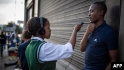 Jennifer est membre de l'équipe "Bigger than Life" de la Children's Radio Foundation, basée à Alexandra, Johannesburg.