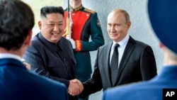 ARCHIVO - El presidente ruso, Vladimir Putin, estrecha la mano del líder norcoreano Kim Jong Un durante un encuentro entre ambos en Vladivostok, Rusia, el 25 de abril de 2019.