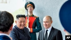 Presiden Rusia Vladimir Putin, kanan tengah, dan pemimpin Korea Utara Kim Jong Un berjabat tangan saat pertemuan mereka di Vladivostok, Rusia, Kamis, 25 April 2019. (Foto: via AP)