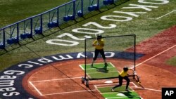 Tim softball Australia berlatih untuk Olimpiade Musim Panas 2020, Sabtu, 17 Juli 2021, di Stadion Bisbol Yokohama, Yokohama, Jepang. (Foto AP/Charlie Riedel)