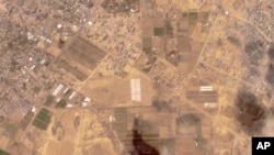 En esta imagen satelital tomada por Planet Labs PBC se muestra la instalación de tiendas de campaña cerca de Jan Yunis, en la Franja de Gaza, el 21 de abril de 2024.