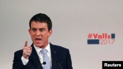 ອະດີດນາຍົກລັດຖະມົນຕີ ຝຣັ່ງ ທ່ານ Manuel Valls, ແລະ ຜູ້ສະໝັກ ຕາງໜ້າພັກຝ່າຍຊ້າຍ ໃນການເລືອກຕັ້ງຂັ້ນຕົ້ນ ຮອບທຳອິດ ເຂົ້າຮ່ວມການຊຸມນຸມ ໃນຂະນະທີ່ທ່ານ ໂຄສະນາຫາສຽງໃນນະຄອນ ປາຣີ, ວັນທີ 20 ມັງກອນ 2017.