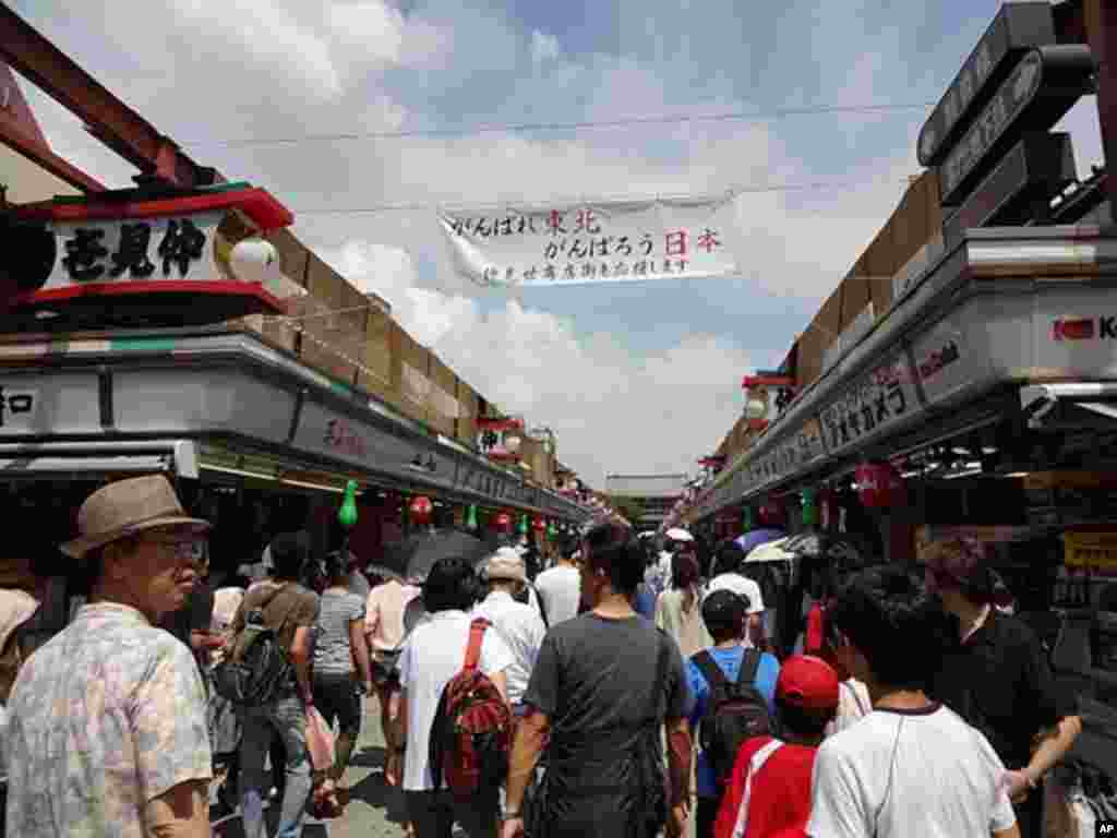 浅草寺小道上的日语横幅鼓励人们战胜地震海啸