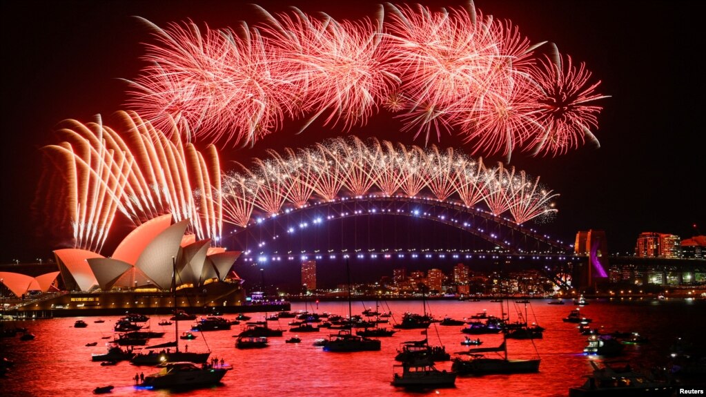 澳大利亚悉尼为迎接2022年新年施放烟花。（2022年1月1日）