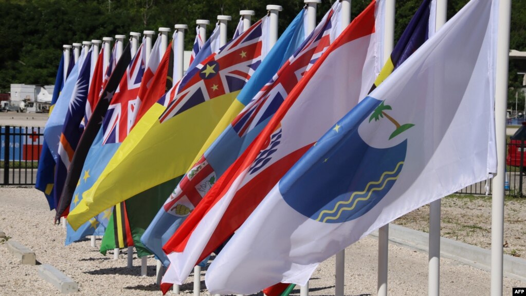 资料照：太平洋岛国论坛成员国的国旗(photo:VOA)