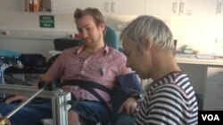 Neurophysiologist Vaughan Macefield works with volunteer Ben Schulz at the lab at the University of Western Sydney, Australia, 2012. (P. Mercer/VOA)