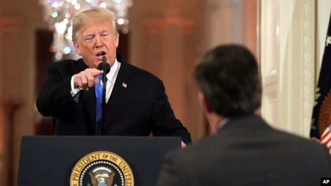 El periodista Jim Acosta intenta hacerle más preguntas al presidente Donald Trump, en una conferencia de prensa en la Casa Blanca, el miércoles.