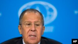 Menteri Luar Negeri Rusia Sergey Lavrov berbicara dalam konferensi pers tahunannya terkait kinerja kabinet pemerintahan Rusia tahun 2017 di Moskow, Rusia, 15 Januari 2018.