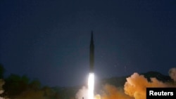 官方朝中社2022年1月12日公布的照片显示朝鲜1月11日发射一枚导弹。平壤声称这是一枚高超音速导弹。