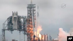 La compañía de Elon Musk lanzó la cápsula modelo Falcon 9 rumbo a la Estación Espacial Internacional, donde entregará suministros. La empresa espera lanzar astronautas desde Cabo Cañaveral a partir del próximo año.