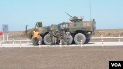 2015年參加在俄羅斯南部舉行的軍事比賽活動的中國和俄羅斯士兵。