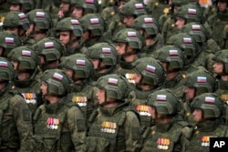 Tentara Rusia berbaris saat melakukan gladi bersih parade militer Hari Kemenangan di Lapangan Merah di Moskow, Rusia, Minggu, 5 Mei 2024. (Foto: AP)