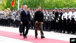 2023年5月14日，德国柏林总理府举行的军事迎接仪式上，德国总理奥拉夫·朔尔茨（左）与乌克兰总统弗拉基米尔·泽连斯基（右）同行。