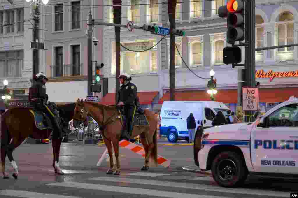 A polícia isola o cruzamento da Canal Street com a Bourbon Street no French Quarter de Nova Orleães, a 1 de janeiro de 2025.