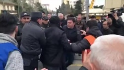 Polis MSK-nın qarşısında deputatlığıa namizədləri tutur