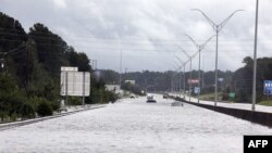 Des inondations sont observées près de l'autoroute Interstate 95 à Lumberton, en Caroline du Nord, le 16 septembre 2018.