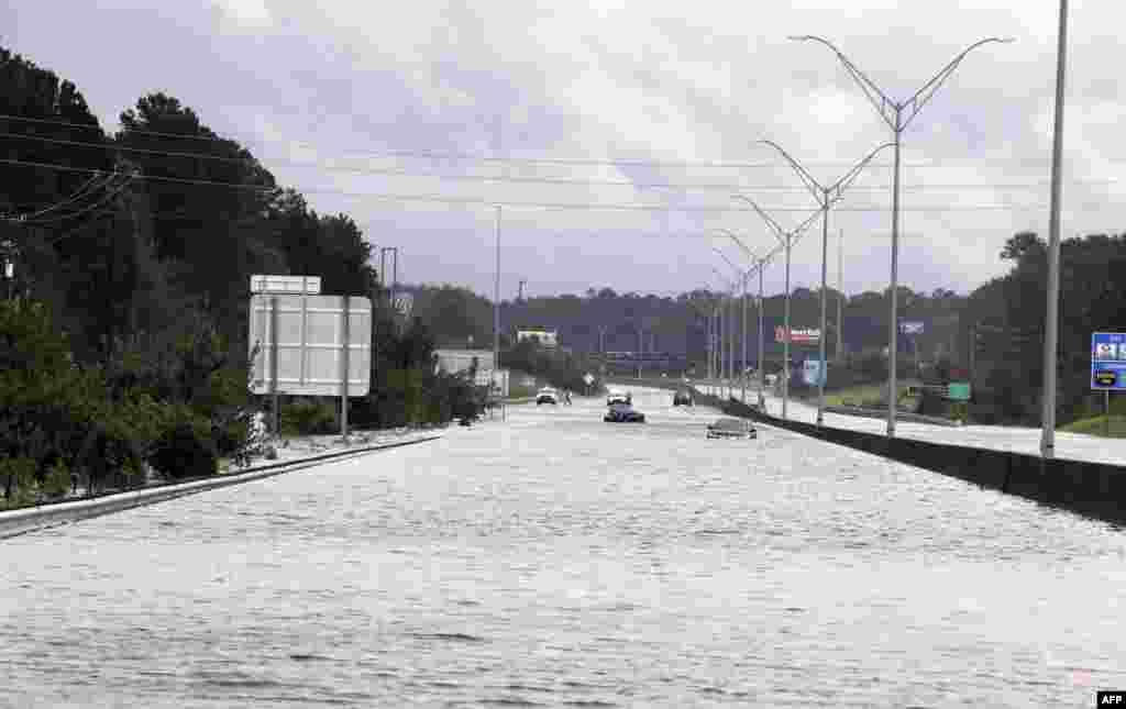 នេះ​ជា​ទិដ្ឋាភាព​នៃ​មហាវិថី Interstate Highway 95 ដែល​លិច​ទឹក នៅ​ក្នុង​ក្រុង Lumberton រដ្ឋ North Carolina។ ព្យុះ Florence បាន​បណ្តាល​មនុស្ស​ប្រមាណ​ជា​១៣នាក់​ស្លាប់ ប៉ុន្តែ​អាជ្ញាធរ​កំពុង​ព្រមាន​ថា ព្យុះ​នឹង​បណ្តាល​ឲ្យ​មាន​ការ​ខូចខាត​យ៉ាង​ធ្ងន់ធ្ងរ។