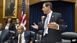 Congresistas republicanos, incluidos el representante Darrell Issa (de pie) han manifestado su disposición por negociar el desacato del secretario de Justicia, Eric Holder.