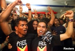 Para pemuda Timor Leste yang tinggal di Portugal merayakan pengumuman hasil referendum kemerdekaan Timor Leste, 4 September 1999. (Foto: Reuters)