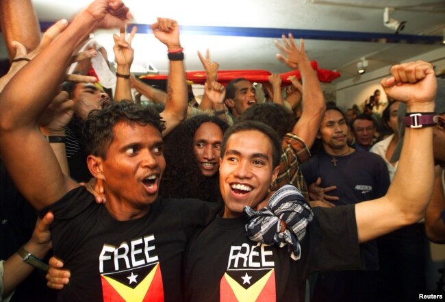 Para pemuda Timor Leste yang tinggal di Portugal merayakan pengumuman hasil referendum kemerdekaan Timor Leste, 4 September 1999. (Foto: Reuters)