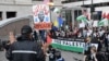 Para pengunjuk rasa mengibarkan bendera Palestina selama aksi protes untuk menuntut gencatan senjata di Gaza pada malam menjelang Konvensi Nasional Demokrat (DNC) di United Center di Chicago, Illinois, AS. 