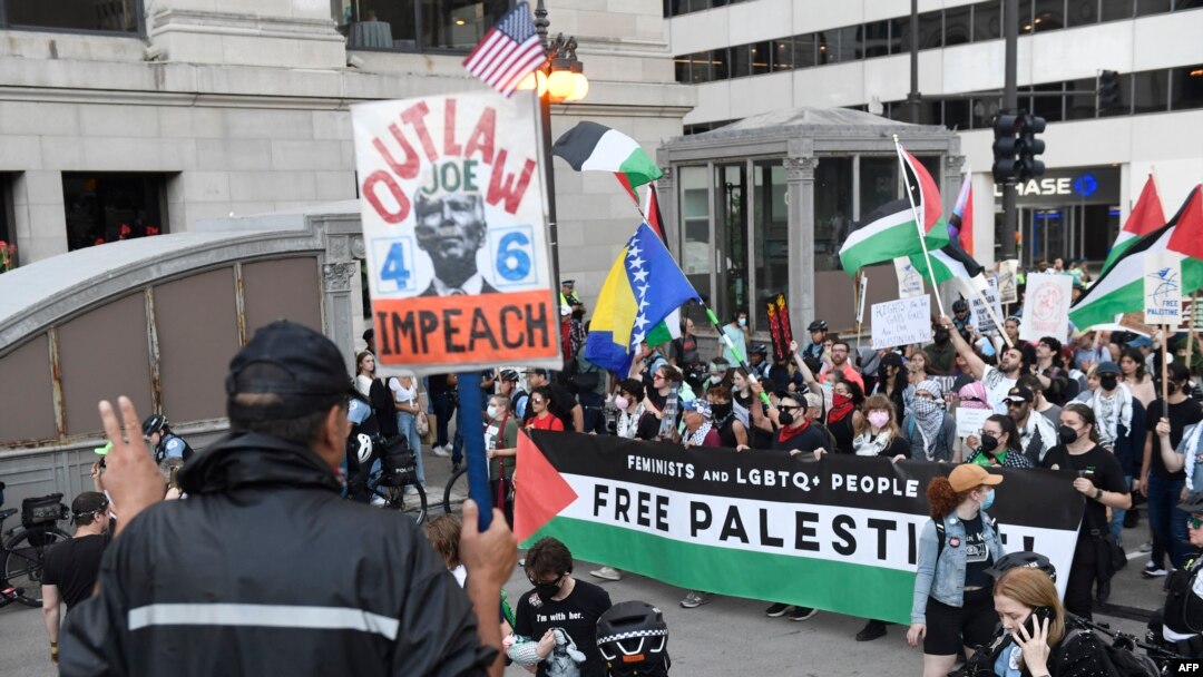 Demonstranti mašu palestinskim zastavama tokom protesta tražeći reproduktivnu pravdu, brane prava trans i queer osoba i zahtijevaju prekid vatre u Gazi uoči Demokratske nacionalne konvencije u United Centru u Chicagu, Illinois, 18. augusta, 2024.