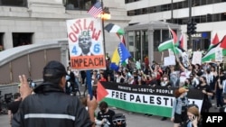 Demonstranti mašu palestinskim zastavama tokom protesta tražeći reproduktivnu pravdu, brane prava trans i queer osoba i zahtijevaju prekid vatre u Gazi uoči Demokratske nacionalne konvencije u United Centru u Chicagu, Illinois, 18. augusta, 2024.