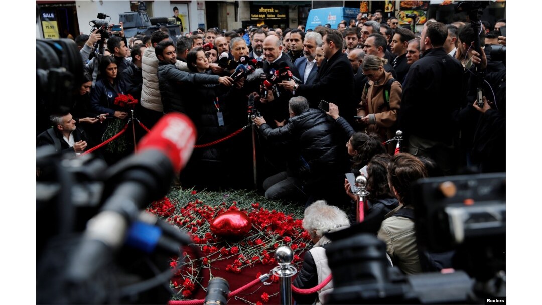 Menteri Dalam Negeri Suleyman Soylu berbicara kepada wartawan saat mengunjungi lokasi ledakan di Istiklal Avenue, tempat populer bagi pembeli dan turis, di Istanbul, Turki, 14 November 2022. (Foto: REUTERS/Dilara Senkaya)