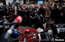 Menteri Dalam Negeri Suleyman Soylu berbicara kepada wartawan saat mengunjungi lokasi ledakan di Istiklal Avenue, tempat populer bagi pembeli dan turis, di Istanbul, Turki, 14 November 2022. (Foto: REUTERS/Dilara Senkaya)