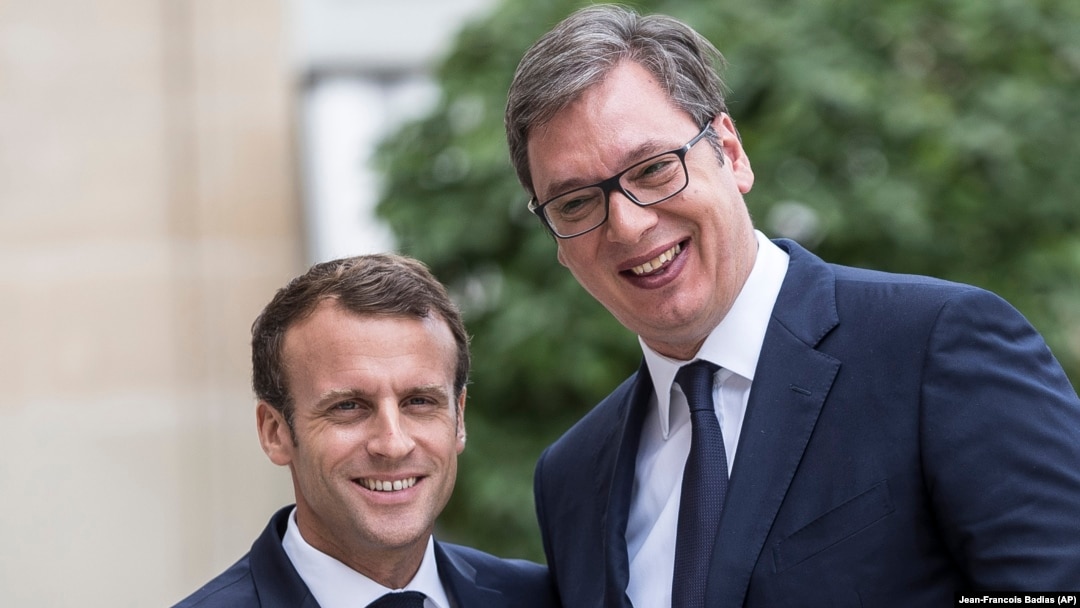 Arhiva - Predsednik Francuske Emanuel Makron i predsednik Srbije Aleksandar Vučić (Foto: AP/Jean-Francois Badias)