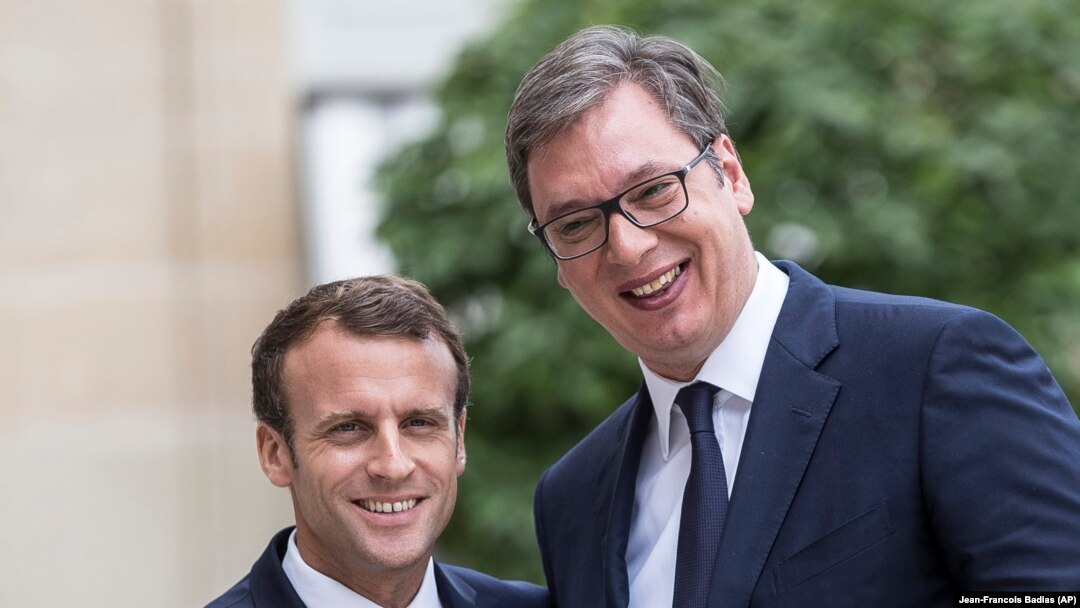 Arhiva - Predsednik Francuske Emanuel Makron i predsednik Srbije Aleksandar Vučić tokom sastanka u Elisejskoj palati, u Parizu, 17. januara 2018. (Foto: AP/Jean-Francois Badias)