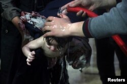지난 8일 시리아 수도 다마스쿠스 인근 반군 장악지역인 두마에서 화학 공격을 받은 아이가 병원에서 치료를 받고 있다.