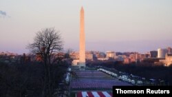 El Campo de las Banderas parece custodiar al Monumento a Washington, el 20 de enero de 2021, día de la toma de posesión de Joe Biden como presidente de Estados Unidos.