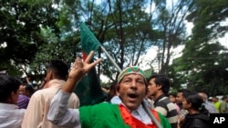 Bangladeshi activists celebrate the death sentence of Salauddin Quader Chowdhury, Dhaka, Bangladesh, Oct. 1, 2013.