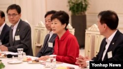 박근혜 한국 대통령(가운데)이 4일 오전 청와대에서 새누리당 소속 대구·경북 지역 초·재선 의원들과 면담하고, 사드 배치 결정에 협력해 줄 것을 당부했다.