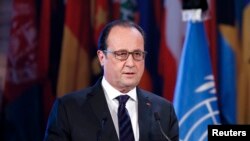 Presiden Perancis Francois Hollande saat memberikan sambutan di kantor pusat UNESCO di Paris, Perancis, 17 November 2015 (Foto: dok). Presiden Perancis Francois Hollande bertolak ke Rusia hari Kamis (26/11) sebagai bagian dari upaya membentuk koalisi global untuk meningkatkan perang melawan kelompok militan Negara Islam (ISIS).