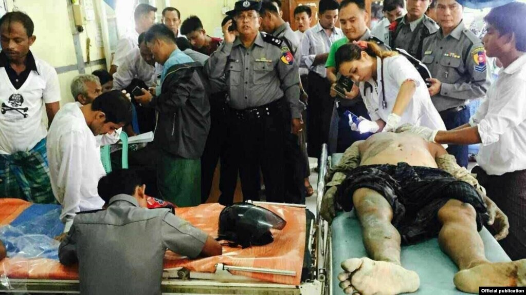 အၾကမ္းဖက္တိုက္ခိုက္ခံရတဲ့ ဦးလွျမင့္ (ခ) ႏူရႈမာေမာက္ႏွင့္ အဖြဲ႔ စစ္ေတြေဆးရံုမွာ အေရးေပၚကုသမႈခံရေနၾကစဥ္ (ဇူလိုင္ ၄ ၂၀၁၇) Arakan Times