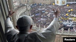 Папа Римский Бенедикт XVI приветствует верующих на площади Святого Петра в Риме (архивное фото)