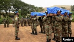 Les soldats maliens et de la MINUSMA rendent hommages aux soldats de l'ONU tués lors de l'attentat à la bombe à Kidal, 18 décembre 2013