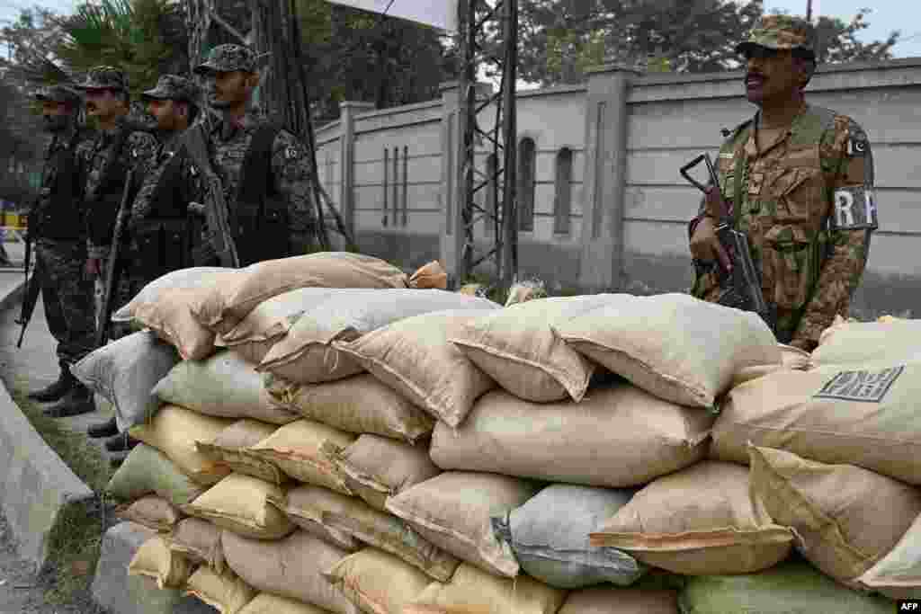 اسٹیڈیم کے باہر فوجی چوکی پر تعینات سیکیورٹی اہلکار&nbsp; &nbsp;