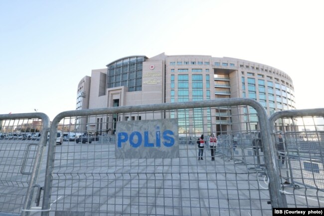 Polis, adliye önünde geniş güvenlik önlemleri aldı.