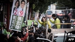 Democratic Progressive Party (DPP) presidential candidate Tsai Ing-wen (C) waves to supporters as she campaigns in New Taipei City on Jan. 13, 2016. 