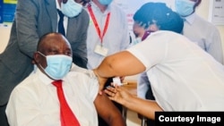 UMongameli Cyril Ramaphosa ehlatshwa ijekiseni yeCovid 19 Vaccine