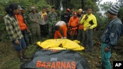 Tim SAR mengumpulkan kantong jenazah korban Sukhoi Superjet 100 dari sekitar kepingan pesawat yang jatuh di Gunung Salak, Bogor (11/5). Sekitar 50 penumpang pesawat naas tesebut dikhawatirkan tewas.