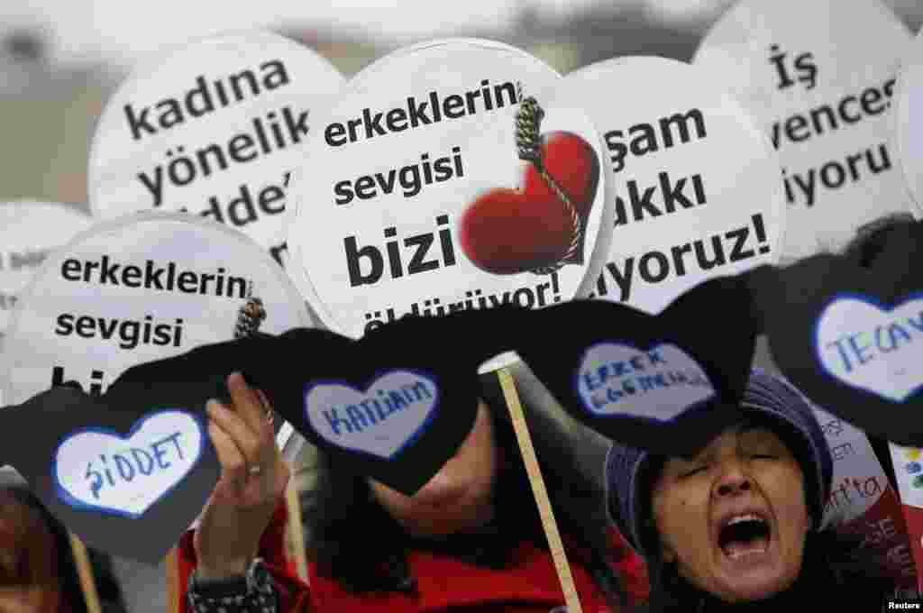 Para perempuan Turki membawa tulisan yang berbunyi: Cinta Para Pria Membuat Kami Merana, pada saat memprotes Valentine&#39;s Day di Istanbul, Turki.