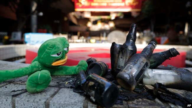 在香港理工大学警察与抗议者对抗后留下的废墟中有一只青蛙玩具。（2019年11月21日）