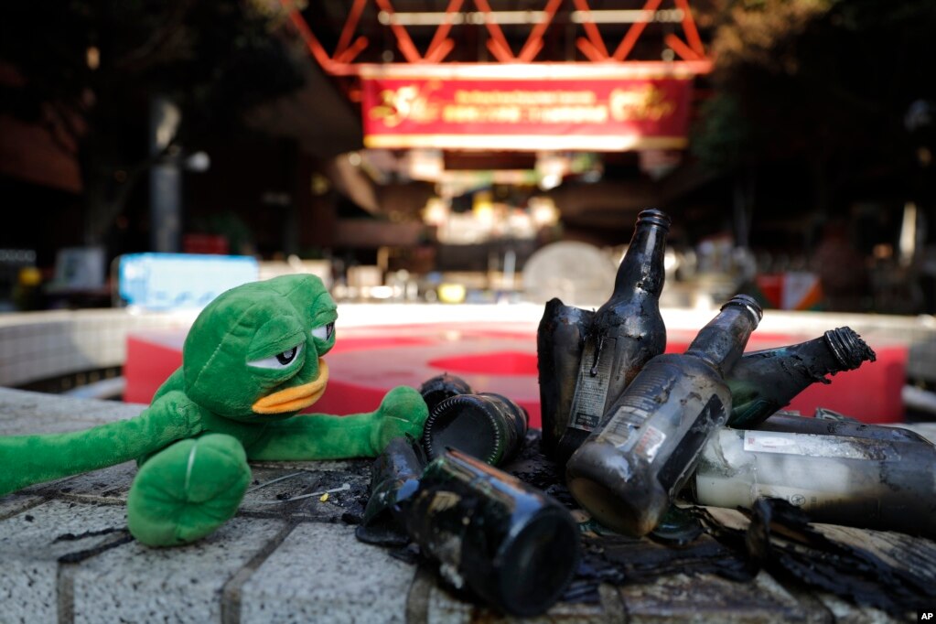 在香港理工大学警察与抗议者对抗后留下的废墟中有一只青蛙玩具。（2019年11月21日）(photo:VOA)