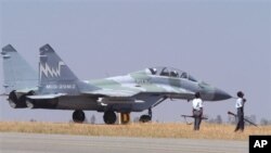 Pesawat MiG-29 buatan Rusia yang menjadi andalan angkatan udara India (foto: dok). Pakistan mengatakan, dua jet India melanggar wilayah udaranya. 