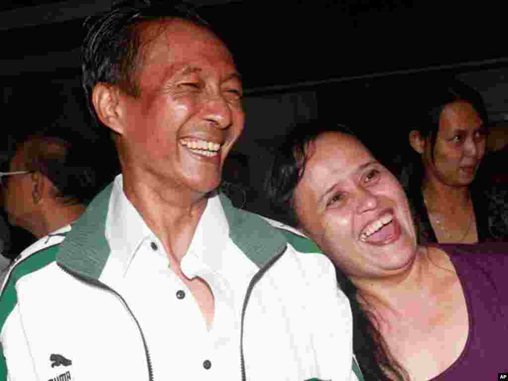 Win Maw, a journalist who was arrested during the 2007 Saffron Revolution, is welcomed by his wife after being released from prison. (AP)