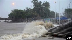 Hujan lebat yang dipicu oleh Badai Tropis Manuel menimbulkan gelombang tinggi yang menghantam pantai di kota Acapulco, Meksiko, Senin (15/9).